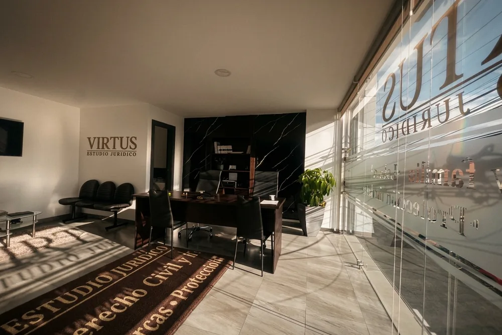 Recepción y sala de espera de Virtus Estudio Jurídico en Salcedo, Cotopaxi