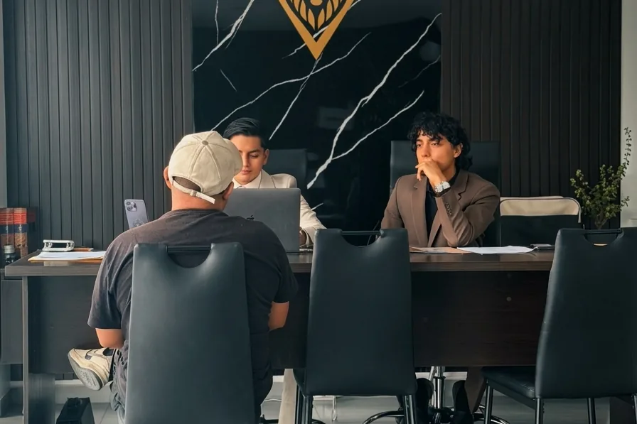 Abogados de Virtus Estudio Jurídico en reunión con un cliente empresarial en Salcedo