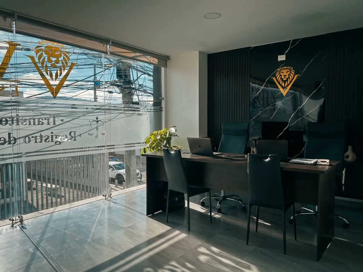 Sala de trabajo del equipo de Virtus Estudio Jurídico en Salcedo
